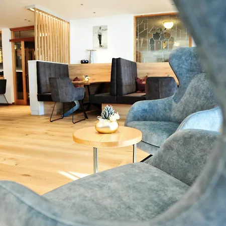 Roeck Garni 4* 피스