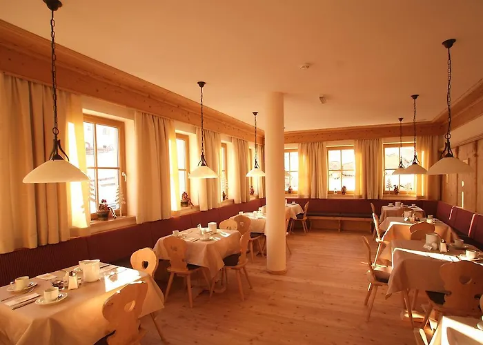 Roeck Garni Hotel 4*