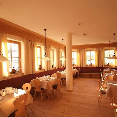 Roeck Garni Hotel 4*